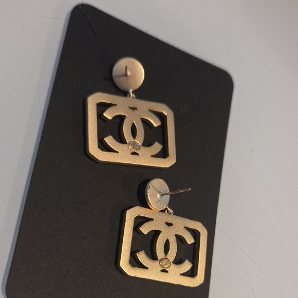 Elegant Gold and Silver Pearl Earrings - Picture 2 of 2